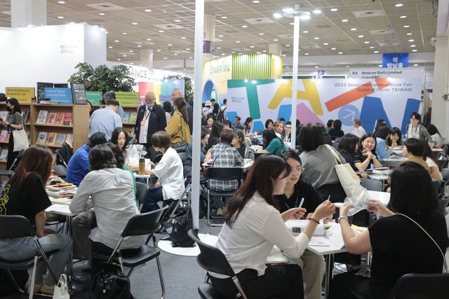 지난 18일 2025 서울국제도서전 방문객들이 대만 주빈관에서 책을 둘러보고 있다.   연합뉴스