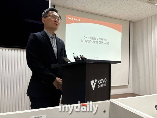 이사회 종료 후 브리핑에 들어간 권철근 OK저축은행 단장./상암=김희수 기자