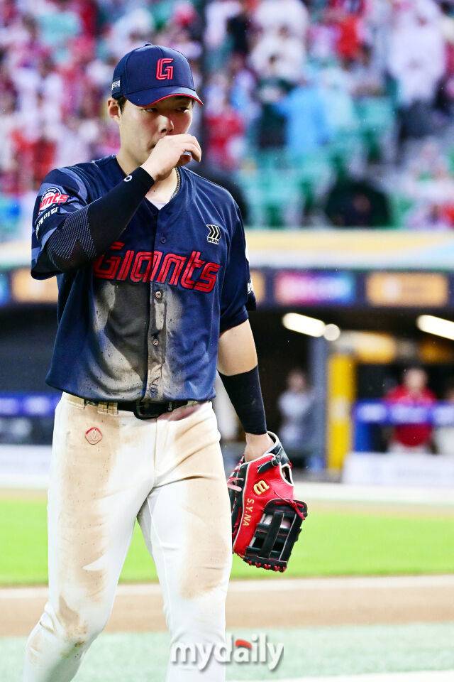 롯데 고승민이 8회 수비를 마친 뒤 자신을 향해 오는 김민호 코치를 바라보고 있다.