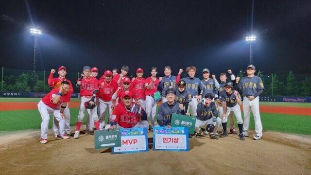 BMB(왼쪽)와 조마조마 선수들이 경기 후 파이팅을 외치고 있다./한스타미디어