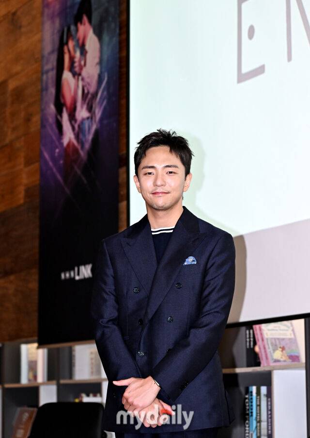 박천휴 작가가 24일 오후 서울 명동 커뮤니티하우스 마실에서 진행된 뮤지컬 '어쩌면 해피엔딩' 기자간담회에서 포토타임을 갖고 있다. / 송일섭 기자