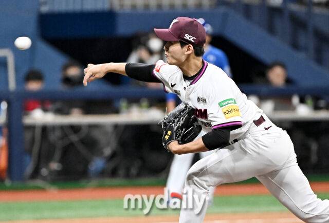 22일 오후 서울 고척돔 고척스카이돔에서 진행된 '2025 프로야구 KBO리그' 키움히어로즈와 삼성라이온즈의 경기. 키움 이강준이 역투하고 있다./마이데일리