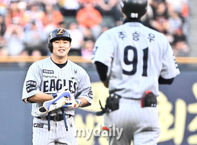 28일 오후 서울 잠실야구장에서 진행된 '2025 프로야구 KBO리그' LG트윈스와 한화이글스의 경기. 한화 문현빈이 3회초 2사 1루서 1타점 2루타를 터뜨린 뒤 미소를 보이고 있다./마이데일리
