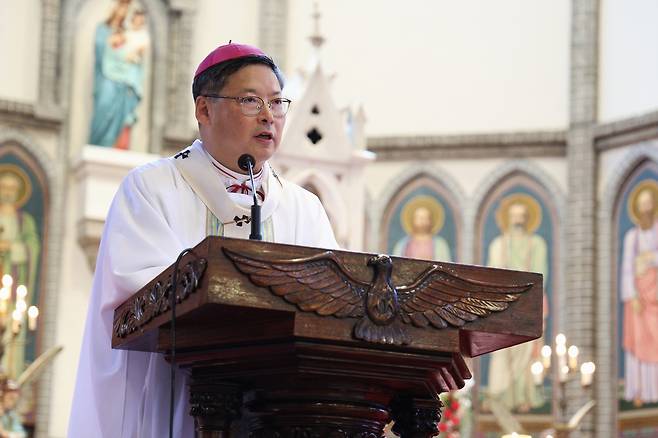 천주교 서울대교구장 정순택 대주교가 22일 ‘민족의 화해와 일치를 위한 기도의 날’ 미사 에서 강론하고 있다. [천주교 서울대교구]
