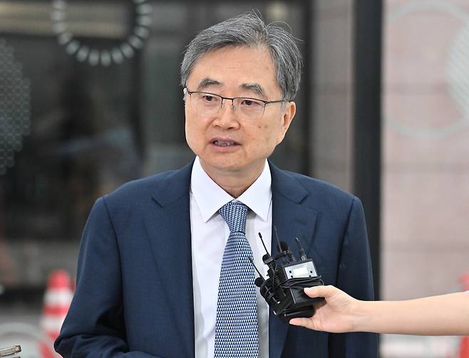 조현 외교부 장관 후보자가 24일 오전 서울 종로구에 마련된 인사청문회 준비 사무실로 출근하며 취재진의 질의에 답변하고 있다. 임세준 기자