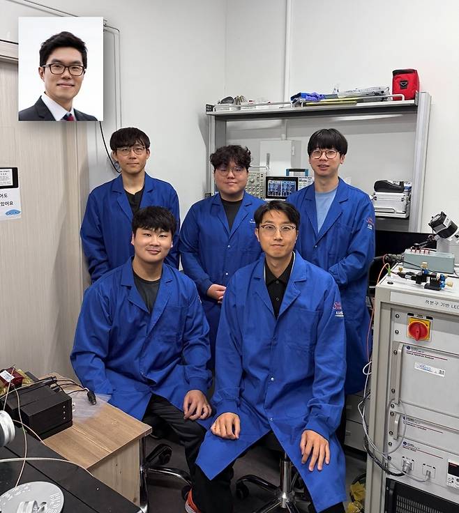 이번 연구를 수행한 공동연구진. 신승민(앞줄 왼쪽부터) KAIST 신소재공학과 박사과정,  조힘찬 교수, 이형도(뒷줄 왼쪽부터) 이승우, 이원범 연구원, 임경근(왼쪽 위)  한국표준과학연구원 박사.[KAIST 제공]