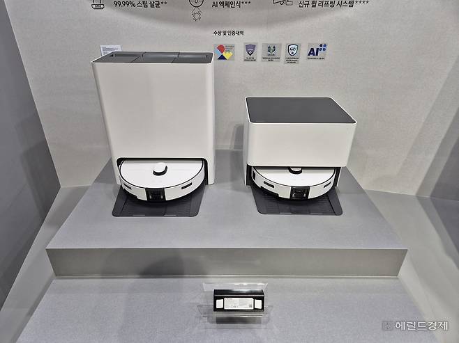 삼성전자가 올해 3월 공개한 2025년형 로봇청소기 ‘비스포크 AI 스팀’. 물통과 오수통이 없는 자동 직배수 방식의 모델(오른쪽)이 이번에 새롭게 추가됐다. 출시는 아직 미정이다. 김현일 기자
