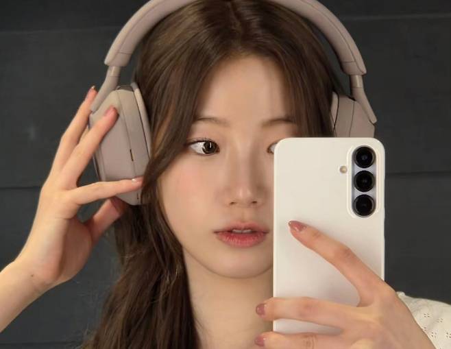 르세라핌 카즈하가 소니 무선 헤드셋을 착용하고 있는 모습 [인스타그램]