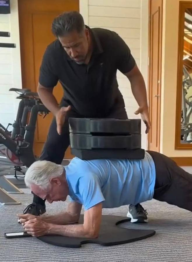 [서울=뉴시스] 미국 매체 뉴욕포스트에 따르면 미 플로리다주 키라르고의 한 피트니스 센터에서 80세 남성 밥 슈워츠는 '플랭크 50분' 기록을 세웠다. (사진 = 틱톡 캡처) 2025.06.23. *재판매 및 DB 금지