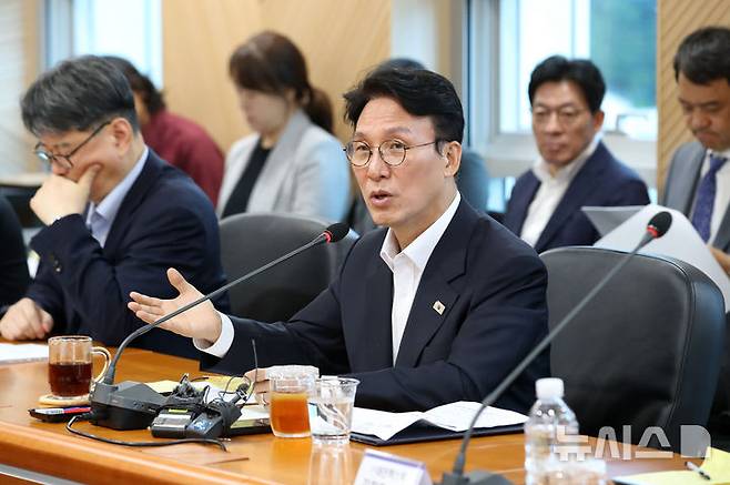 [대구=뉴시스] 이무열 기자 = 김민석 국무총리 후보가 20일 대구 수성구 대구디지털혁신진흥원에서 열린 AX 연구거점 조성을 위한 경청 간담회에서 인사말을 하고 있다. 2025.06.20. lmy@newsis.com