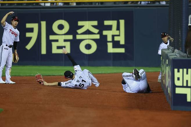 [서울=뉴시스] 프로야구 LG 트윈스의 홍창기가 13일 서울 잠실구장에서 열린 2025 신한 쏠뱅크 KBO리그 키움 히어로즈와의 경기 도중 부상을 당해 쓰러져 있다. (사진=LG 트윈스 제공) 2025.05.13.  *재판매 및 DB 금지