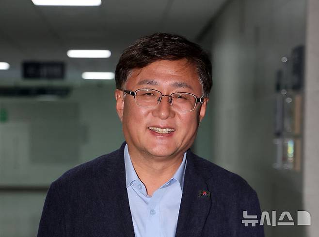 [서울=뉴시스] 김명년 기자 = 환경부 장관 후보자로 지명된 김성환 더불어민주당 의원이 23일 오후 서울 여의도 국회에서 의원실을 나서고 있다. 2025.06.23. kmn@newsis.com