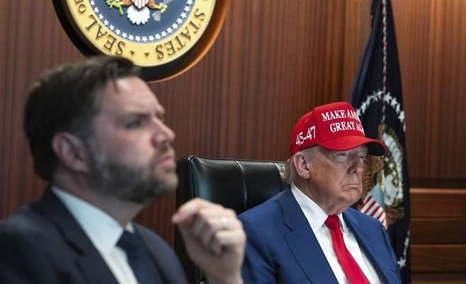 [워싱턴=AP/뉴시스] 도널드 트럼프 대통령이 지난 21일 백악관 상황실에서 이란 폭격 '한밤의 망치' 작전을 지켜보고 있다. 좌측에 JD 밴스 부통령이 함께 앉아 있다. 2025.05.24. *재판매 및 DB 금지