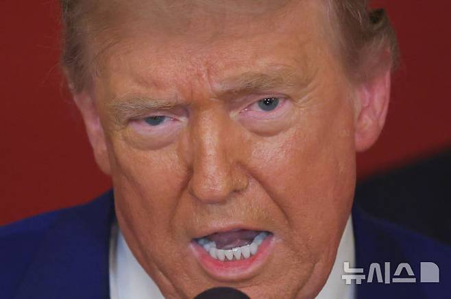 [워싱턴=AP/뉴시스] 미군이 이란 주요 핵 시설에 대한 공습을 단행한 지난 21일(현지 시간) 도널드 트럼프 대통령이 백악관 이스트룸에서 대국민 연설을 하고 있다. 2025.06.24.