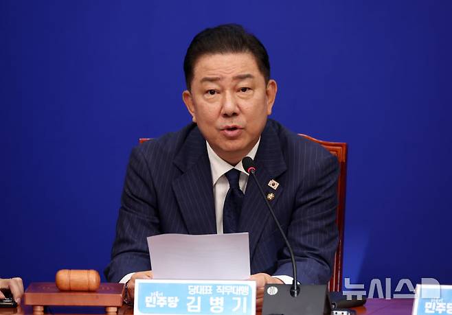 [서울=뉴시스] 고승민 기자 = 김병기 더불어민주당 대표 직무대행 겸 원내대표가 23일 서울 여의도 국회에서 열린 최고위원회의에서 발언하고 있다. 2025.06.23. kkssmm99@newsis.com