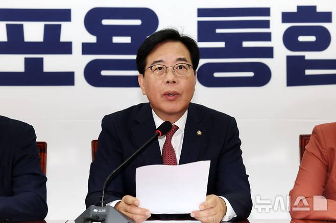 [서울=뉴시스] 김명년 기자 = 송언석 국민의힘 원내대표가 24일 오전 서울 여의도 국회에서 열린 원내대책회의에서 발언하고 있다. 2025.06.24. kmn@newsis.com