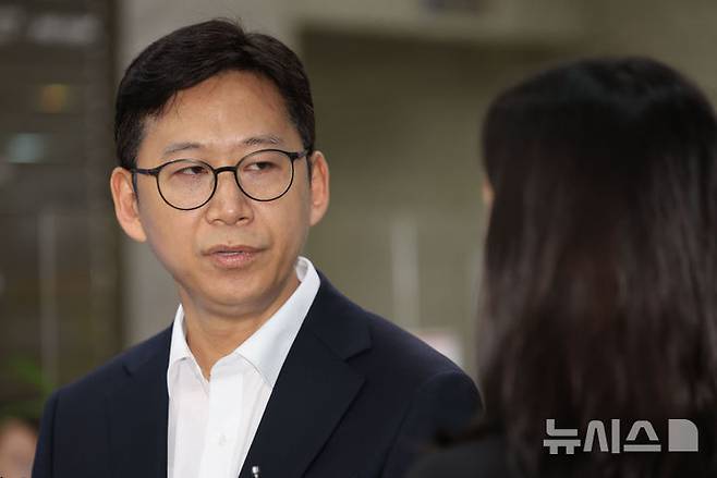 [서울=뉴시스] 권창회 기자 = 배경훈 과학기술정보통신부 장관 후보자가 24일 오전 서울 종로구 광화문 우체국에 마련된 인사청문회 준비 집무실로 출근해 취재진의 질의에 답하고 있다. 2025.06.24. kch0523@newsis.com