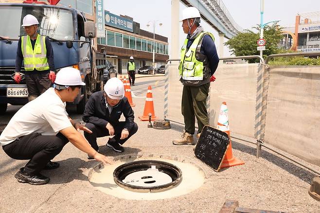 [인천=뉴시스] 김성훈 인천환경공단 이사장이 가좌하수처리구역 차집관로 맨홀뚜껑 교체 현장을 점검하고 있다. (사진=인천환경공단 제공) 2025.06.24. photo@newsis.com  *재판매 및 DB 금지