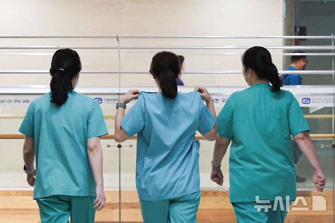 [서울=뉴시스] 권창회 기자 = 지난 20일 서울 시내 대학병원에서 간호사들이 이동하고 있다.  2025.06.20. kch0523@newsis.com