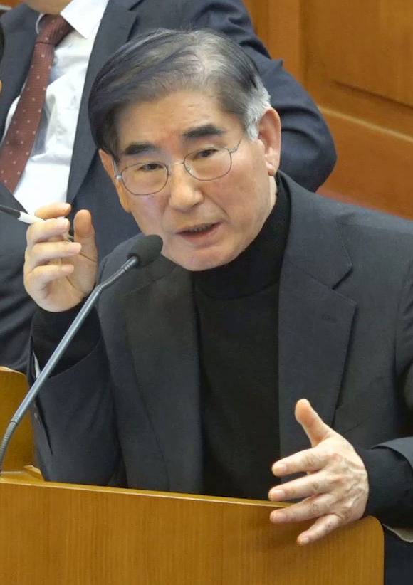 [서울=뉴시스]내란 중요임무 종사 등 혐의를 받는 김용현 전 국방부 장관과 주요 군 관계자들이 추가 기소되면서 구속 기한 만료를 앞둔 다른 관계자에 대해서도 추가 공소 제기가 이뤄질지 주목된다. 김용현 전 국방부장관이 지난 1월 23일 서울 종로구 헌법재판소에서 열린 대통령 탄핵심판 4차 변론기일에 증인으로 출석해 질문에 답변하고 있다. (사진=헌법재판소 제공) 2025.01.23. photo@newsis.com *재판매 및 DB 금지