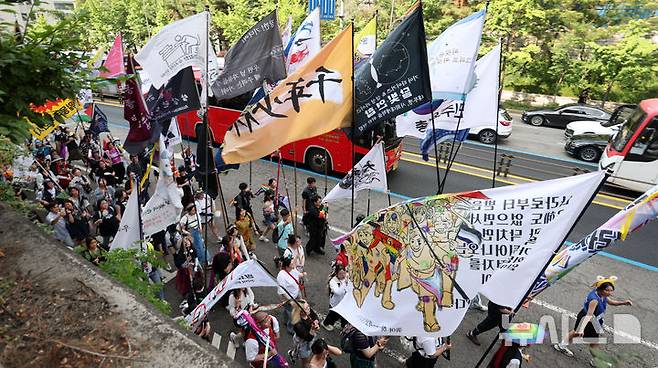 [서울=뉴시스] 김선웅 기자 = 14일 서울 중구 을지로 일대에서 열린 제26회 서울퀴어문화축제 참가자들이 퀴어퍼레이드를 하고 있다. 2025.06.14. mangusta@newsis.com