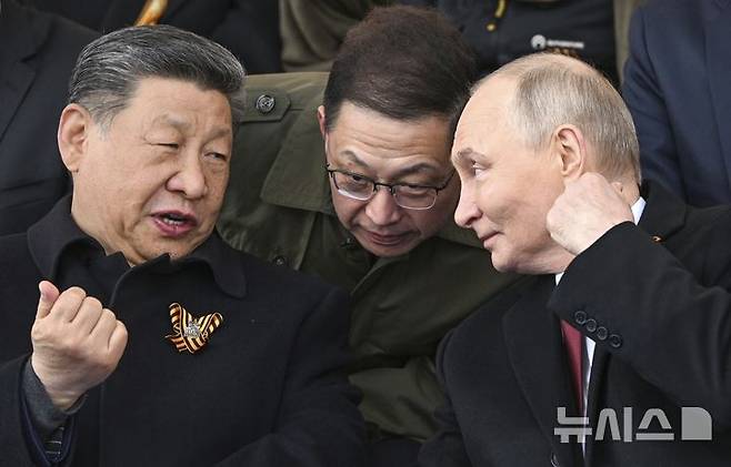 [모스크바=AP/뉴시스] 블라디미르 푸틴(오른쪽) 대통령과 시진핑 중국 국가주석이 지난달 9일(현지 시간) 러시아 모스크바 붉은광장에서 열린 제2차 세계대전 승리 80주년(전승절) 기념 열병식을 지켜보면서 얘기를 나누고 있다. 2025.06.24.