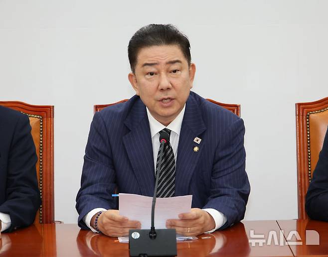 [서울=뉴시스] 김금보 기자 = 김병기 더불어민주당 당대표 직무대행 겸 원내대표가 24일 오전 서울 여의도 국회에서 열린 원내대책회의에서 발언하고 있다. 2025.06.24. kgb@newsis.com