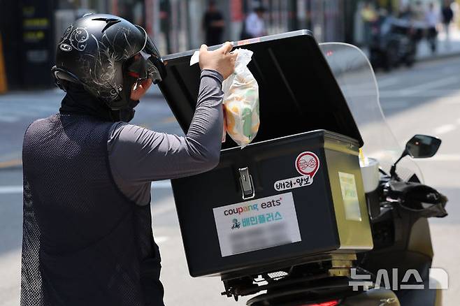 [서울=뉴시스] 권창회 기자 = 19일 서울 시내 식당가에서 배달라이더들이 음식을 배달하고 있다. 2025.06.24. kch0523@newsis.com