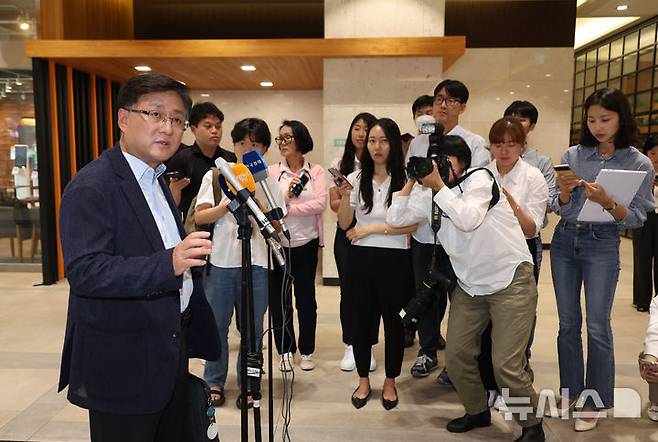 [서울=뉴시스] 고승민 기자 = 김성환 환경부 장관 후보자가 24일 서울 여의도 이룸센터에 마련된 후보자 사무실로 출근하던 중 취재진 질문에 답하고 있다. 2025.06.23. kkssmm99@newsis.com