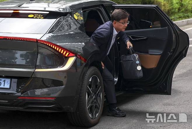 [서울=뉴시스] 고승민 기자 = 김성환 환경부 장관 후보자가 24일 서울 여의도 이룸센터어 마련된 후보자 사무실로 출근하며 전기차에서 내리고 있다. 2025.06.24. kkssmm99@newsis.com