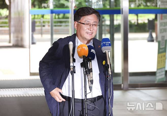 [서울=뉴시스] 고승민 기자 = 김성환 환경부 장관 후보자가 24일 서울 여의도 이룸센터어 마련된 후보자 사무실로 출근하고 있다. 2025.06.24. kkssmm99@newsis.com