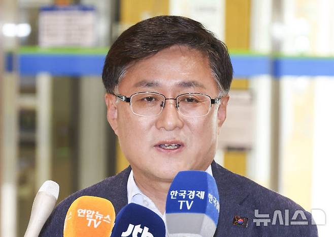 [서울=뉴시스] 고승민 기자 = 김성환 환경부 장관 후보자가 24일 서울 여의도 이룸센터어 마련된 후보자 사무실로 출근하던 중 취재진 질문에 답하고 있다. 2025.06.24. kkssmm99@newsis.com