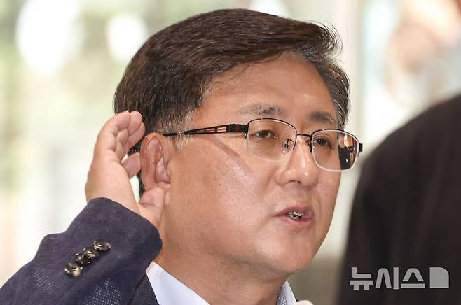 [서울=뉴시스] 고승민 기자 = 김성환 환경부 장관 후보자가 24일 서울 여의도 이룸센터어 마련된 후보자 사무실로 출근하던 중 취재진 질문에 답하고 있다. 2025.06.24. kkssmm99@newsis.com