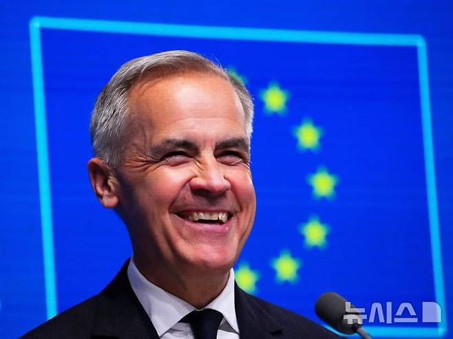 [브뤼셀=AP/뉴시스] 마크 카니 캐나다 총리가 23일(현지 시간) 벨기에 브뤼셀에서 캐나다-유럽연합(EU) 정상회담을 한 뒤 공동 기자회견에서 활짝 웃고 있다. 2025.06.24.