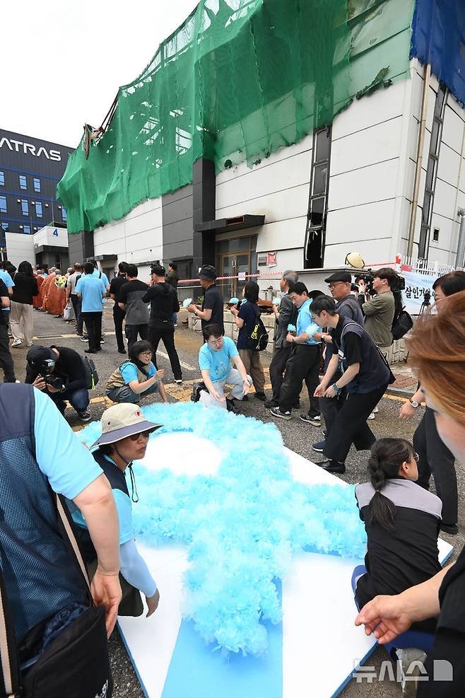 [화성=뉴시스] 김종택 기자 = 24일 경기 화성시 서신면 아리셀 화재 현장에서 '아리셀 참사 1주기 현장 추모 위령제'가 열리고 있다. 지난해 6월24일 리튬 배터리 제조업체 아리셀에서는 화재로 인해 23명이 사망하고 9명이 다치는 사고가 발생했다. 2025.06.24. jtk@newsis.com