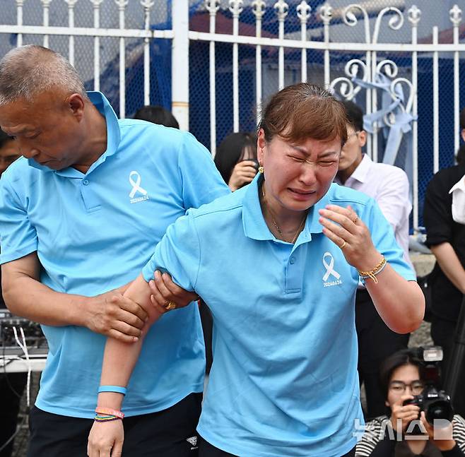 [화성=뉴시스] 김종택 기자 = 24일 경기 화성시 서신면 아리셀 화재 현장에서 열린 '아리셀 참사 1주기 현장 추모 위령제'에서 유가족이 오열하고 있다. 2025.06.24. jtk@newsis.com