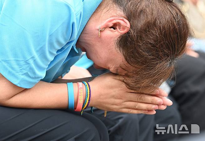 [화성=뉴시스] 김종택 기자 = 24일 경기 화성시 서신면 아리셀 화재 현장에서 열린 '아리셀 참사 1주기 현장 추모 위령제'에서 유가족이 눈물을 흘리고 있다. 2025.06.24. jtk@newsis.com