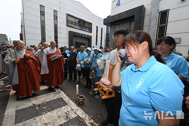 [화성=뉴시스] 김종택 기자 = 24일 오전 경기 화성시 전곡리 아리셀 참사 화재현장에서 열린 '아리셀 참사 1주기 현장 추모 위령제'에서 유가족들이 헌화하고 있다. (공동취재) 2025.06.24. photo@newsis.com