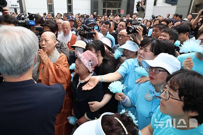 [화성=뉴시스] 김종택 기자 = 24일 오전 경기 화성시 전곡리 아리셀 참사 화재현장에서 열린 '아리셀 참사 1주기 현장 추모 위령제'에서 유가족들이 공장 문이 열리자 울부짖고 있다. (공동취재) 2025.06.24. photo@newsis.com