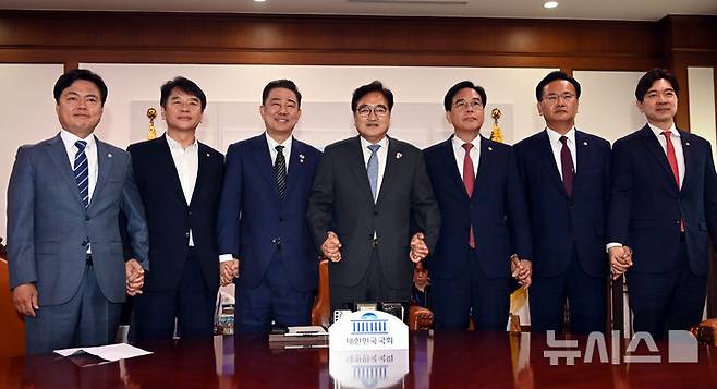 [서울=뉴시스] 김금보 기자 = 우원식(가운데) 국회의장이 24일 오전 서울 여의도 국회에서 김병기(왼쪽 세번째) 더불어민주당 당대표 직무대행 겸 원내대표와 송언석(왼쪽 다섯번째) 국민의힘 원내대표와 대화하기에 앞서 기념사진을 찍고 있다. (공동취재) 2025.06.24. photo@newsis.com