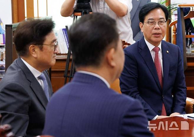 [서울=뉴시스] 김금보 기자 = 송언석 국민의힘 원내대표가 24일 오전 서울 여의도 국회에서 우원식 국회의장 주재로 열린 양당 원내대표 회동에서 발언하고 있다. (공동취재) 2025.06.24. photo@newsis.com