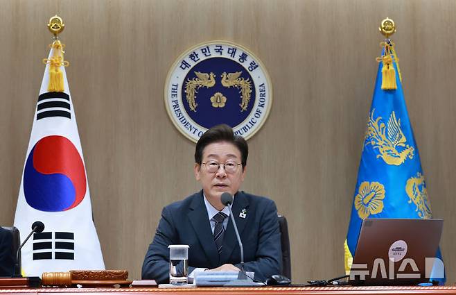 [서울=뉴시스] 고범준 기자 = 이재명 대통령이 24일 서울 용산 대통령실 청사에서 열린 국무회의에서 발언하고 있다. (대통령실통신사진기자단) 2025.06.24. bjko@newsis.com