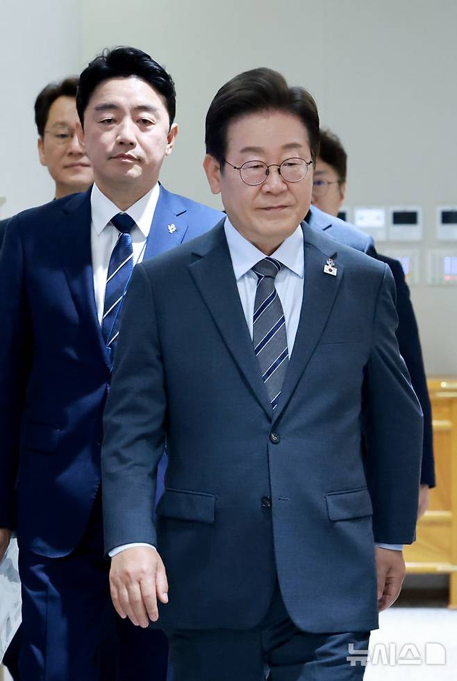 [서울=뉴시스] 고범준 기자 = 이재명 대통령이 24일 서울 용산 대통령실 청사에서 열린 국무회의에 입장하고 있다. (대통령실통신사진기자단) 2025.06.24. bjko@newsis.com