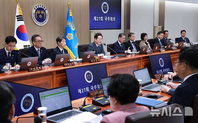 [서울=뉴시스] 고범준 기자 = 이재명 대통령이 24일 서울 용산 대통령실 청사에서 열린 국무회의에서 발언하고 있다. (대통령실통신사진기자단) 2025.06.24. bjko@newsis.com