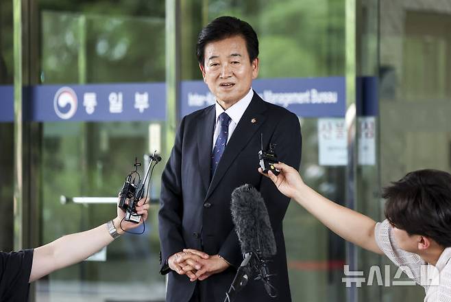 [서울=뉴시스] 김선웅 기자 = 정동영 통일부장관 후보자가 24일 서울 종로구 통일부 남북관계관리단에 마련된 인사청문회 준비 사무실로 출근하며 취재진의 질문에 답하고 있다. 2025.06.24. mangusta@newsis.com