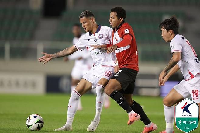 [서울=뉴시스] 프로축구 K리그2 부산 아이파크와 충북청주FC의 맞대결 장면. (사진=한국프로축구연맹 제공) *재판매 및 DB 금지