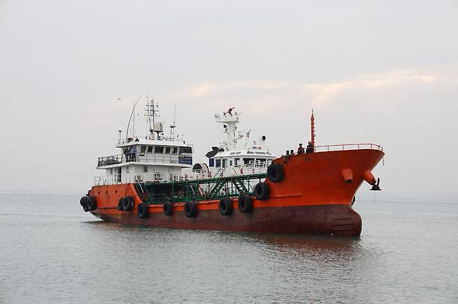 [인천=뉴시스] 인천해경 전용부두로 압송 중인 유조선. (사진=서해5도특별경비단 제공) 2025.06.24. photo@newsis.com *재판매 및 DB 금지