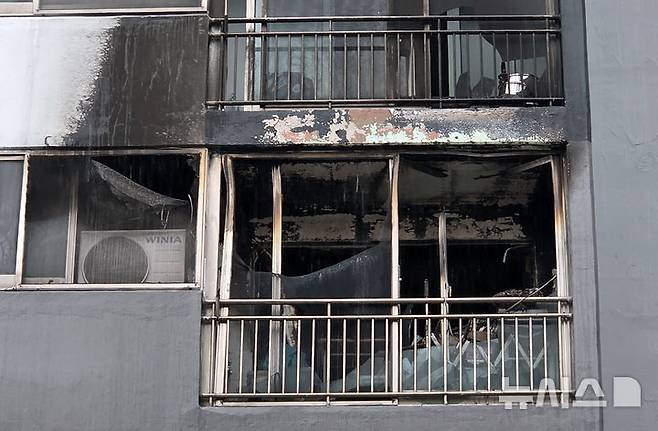 [부산=뉴시스] 김민지 기자 = 새벽 시간대 발생한 화재로 자매가 참변을 당한 24일 오후 부산 부산진구의 한 아파트 화재 현장. 2025.06.24. mingya@newsis.com