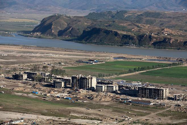 [서울=뉴시스] 박진희 기자 = 북한과 중국을 연결하는 강에서 지난 4월 중순부터 북한 일반 시민들이 유람선을 타고 중국 관광에 나선 모습이 늘어났다고 24일 일본 니혼게이자이신문(닛케이)이 보도했다. 사진은 지난해 10월 21일 중국 단둥 호산장성에서 바라본 압록강 하류 수해지역인 평안북도 의주군 어적도에 살림집(주택) 복구 건설 현장 모습이 보이고 있는 모습. (사진=독자 제공) 2025.06.24. photo@newsis.com *재판매 및 DB 금지