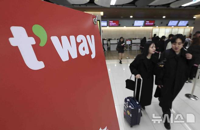 [서울=뉴시스] 김근수 기자 = 서울 강서구 김포국제공항 국내선청사에서 여행객들이 티웨이 항공 창구에서 탑승수속을 하고 있다. 2025.02.28. ks@newsis.com